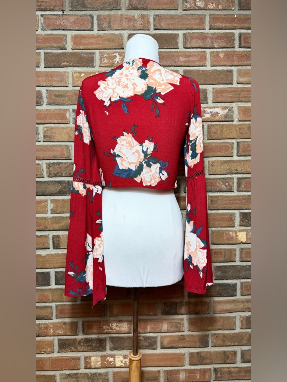Tobi Red Floral Lace Up Crop Top Bell Sleeve Long Sleeve Size S - Picture 3 of 6